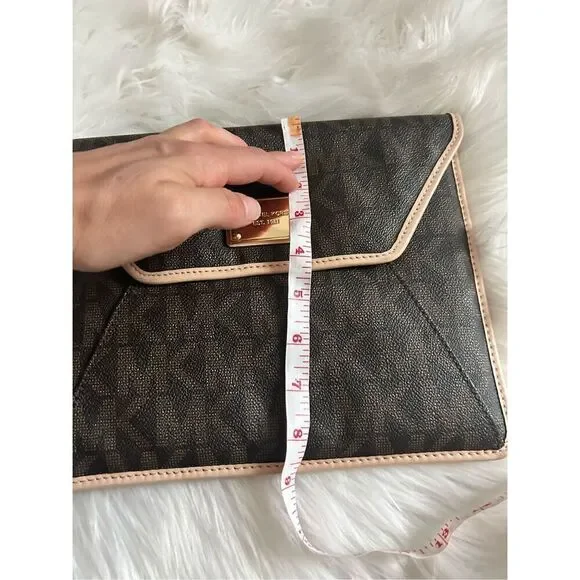 Michael Kors Envelope Clutch iPad cover or reading kindle Modern And stylish - Picture 5 of 9